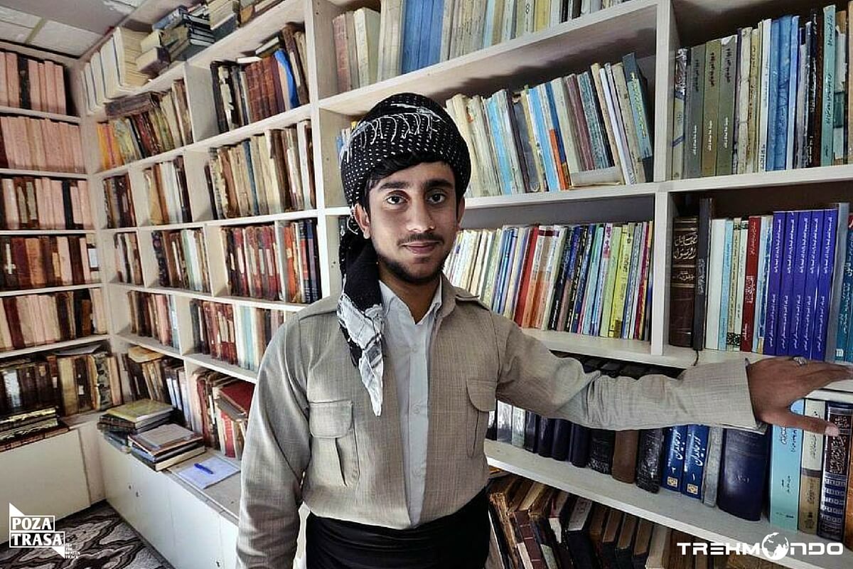 Pomieszczenie pełne książek w meczecie. Pomieszczenie pełne książek w meczecie.