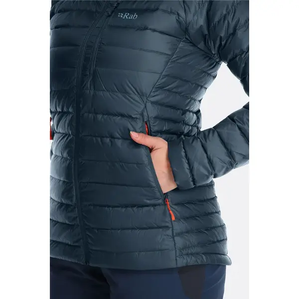 Gotowa na Zimę z Rab Microlight Alpine Long Jacket: Styl i Funkcjonalność w Jednym